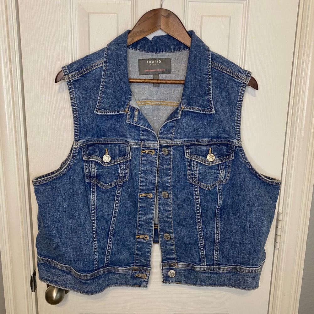 Torrid Plus Size 3 Medium Wash Denim Vest Button Front Stretch Trucker Jacket